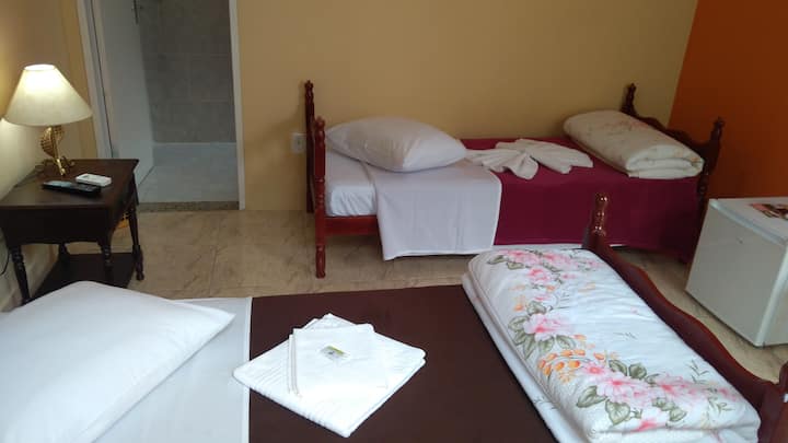 Quarto com cama de casal + solteiro