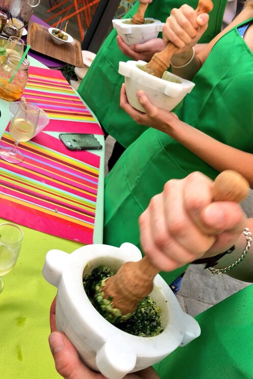 Show full-screen, host-provided image