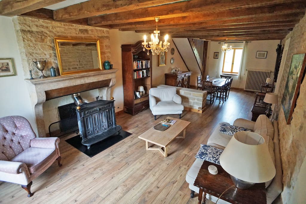 Spacious living room with fireplace