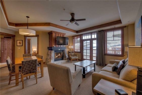 Ishi katika Sebule hii ya kuvutia yenye meko ya gesi na usijali kuhusu wageni wako wanaokaa kwa kuchelewa sana. Pamoja na sofa ya malkia ya kulala, watahisi nyumbani 