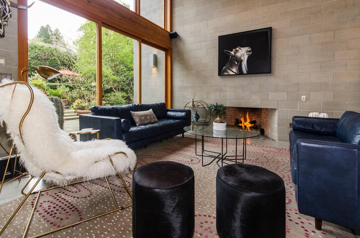 Private Oasis in Vancouver with Pool and Hot Tub gallery image 4