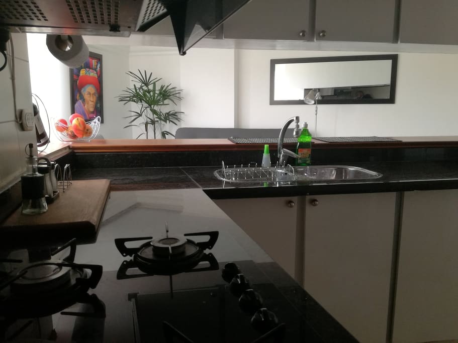 Kitchen equipped with modern and fine utensils. Includes soap for dishes, sugar, salt and coffee.
Cocina equipada con modernos y finos utensilios. Incluye Jabón para platos, azúcar, sal y café.