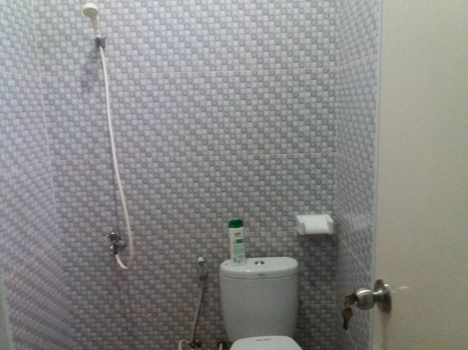 Kamar mandi di dalam