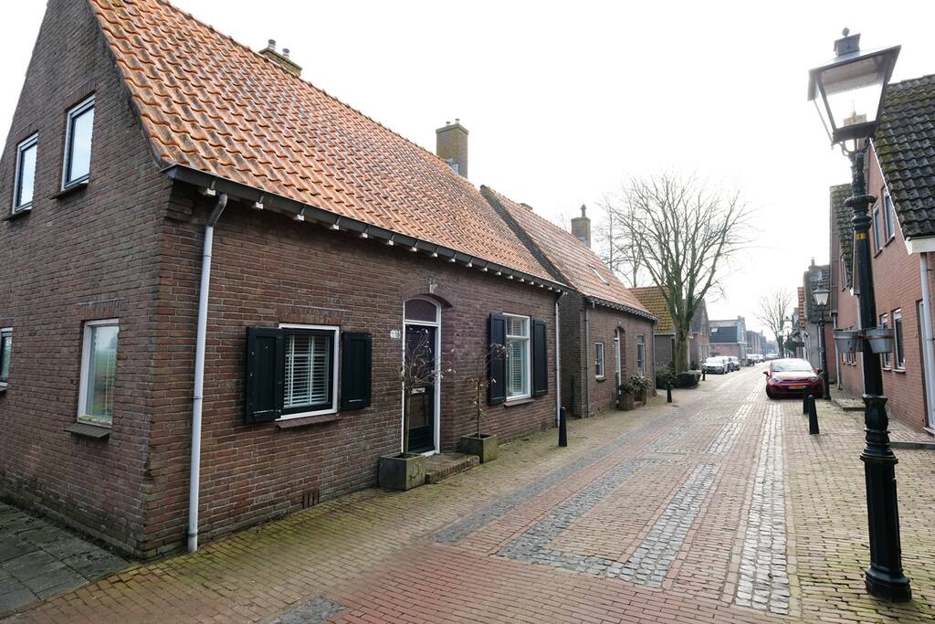 Het idyllisch straatbeeld.