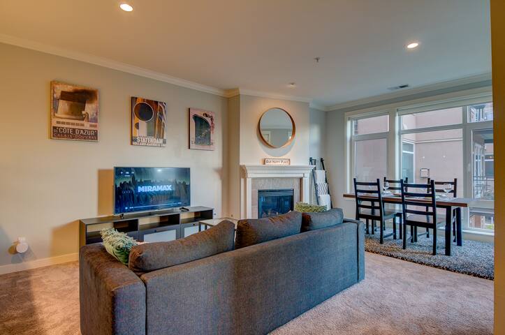 Incredible Waterfront Condo Near Pike Place Market gallery image 4