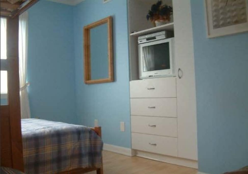 Nice built in closet with 4 HUGE pullout drawers makes unpacking a breeze.