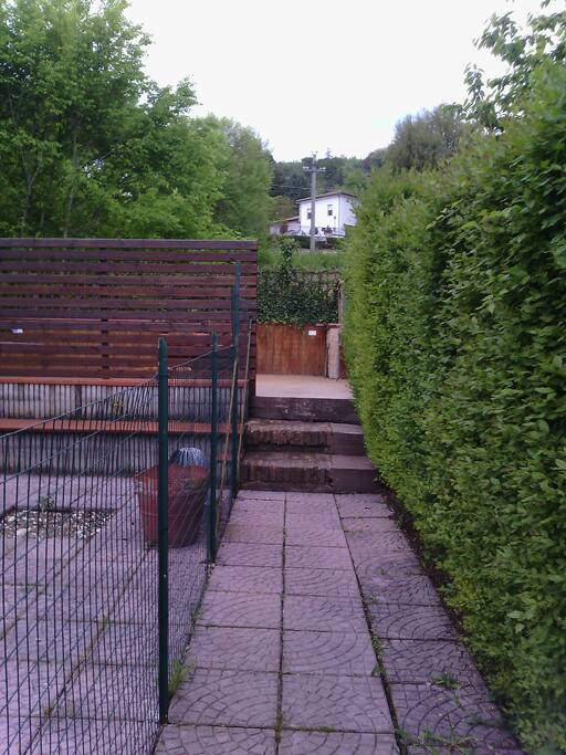 alla quale si accede dal vialetto di accesso al giardino