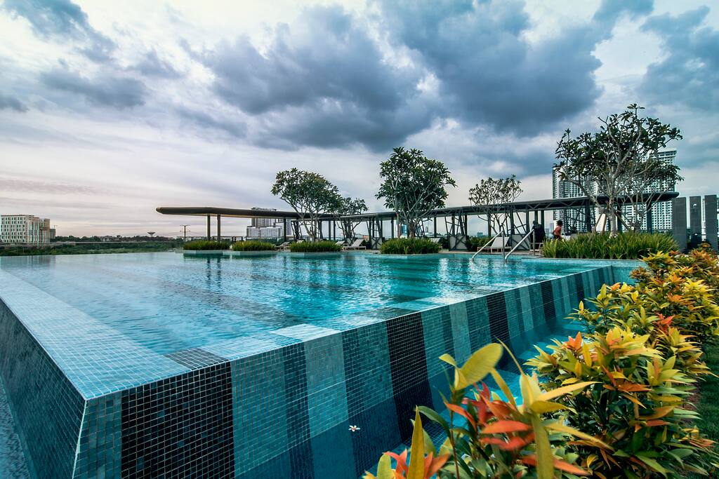 Infinite pool