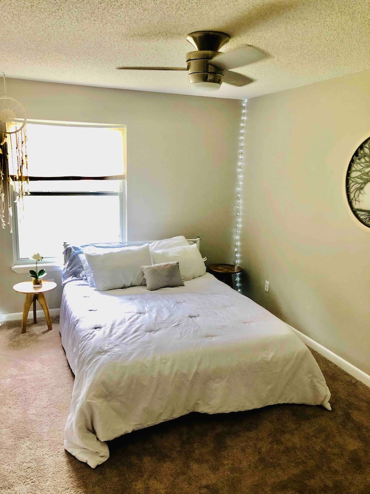 ห้องนอนที่ 2 พร้อมเตียงขนาดควีนไซส์