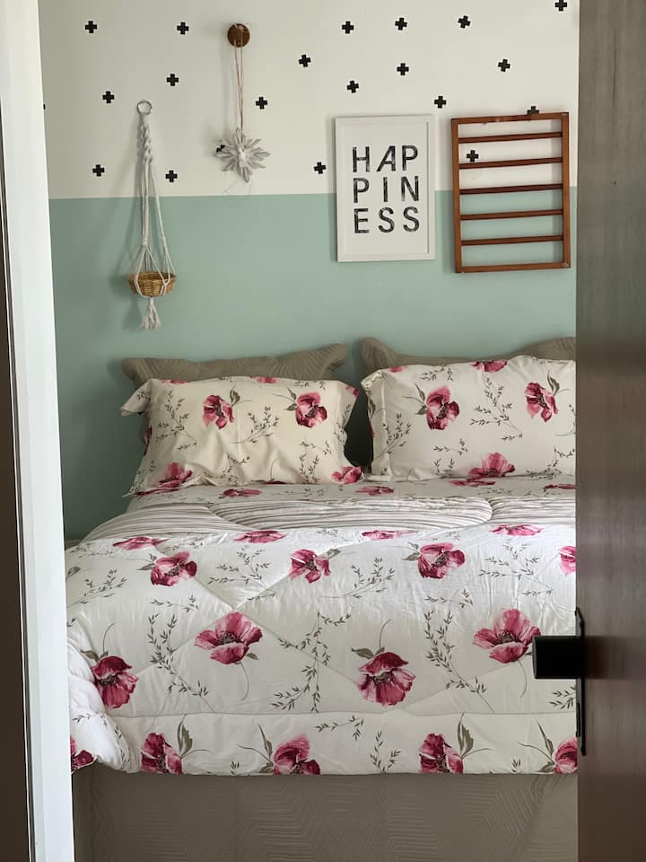 Vue sur le lit de la suite climatisée 