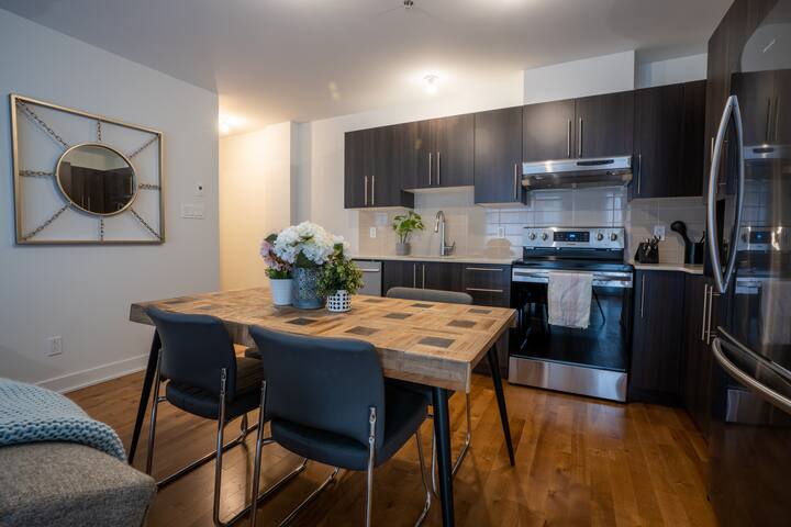Opulent 2BR Suite Downtown | Walk to Old-Port gallery image 4