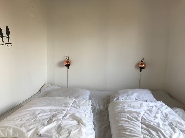 Dormitorio 1 (alcoba): el dormitorio/alcoba con la cama más grande (200 cm * 200 cm) - todas las habitaciones son cama :) Esta alcoba está separada de la cocina/comedor con una cortina.