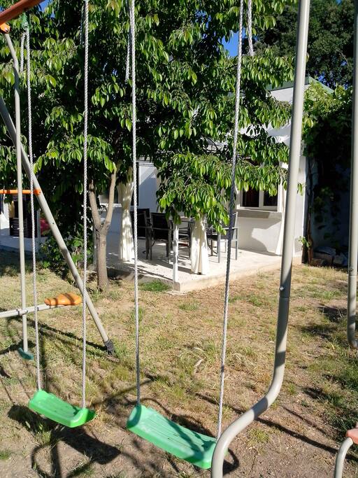 Balançoire juste devant la tonnelle