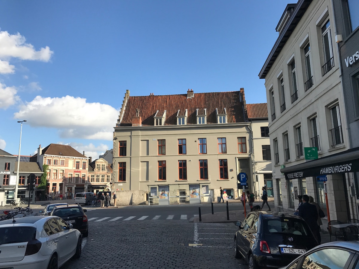 For sight side of Sint-Jacobsplein (Wi-Fi De Buck square), left Vlasmarkt at Band Resort 0.1 in Ghent