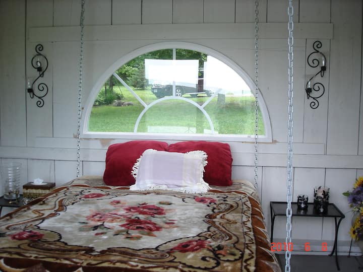 Chata pre hostí s hojdacou posteľou. Nie je vyhrievané, LEN NA LETNÉ POUŽITIE.