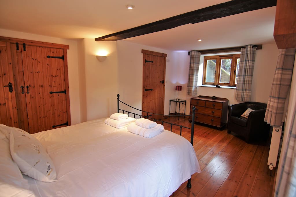 Kingsize bedroom with ensuite