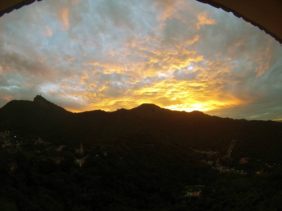 Pôr do sol, vista da janela da sala.
À esquerda, o morro do corcovado, onde está a estátua do cristo.