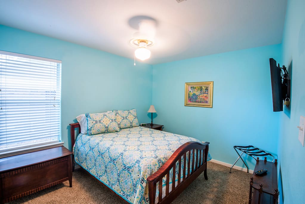 Secondary bedroom with queen size bed.