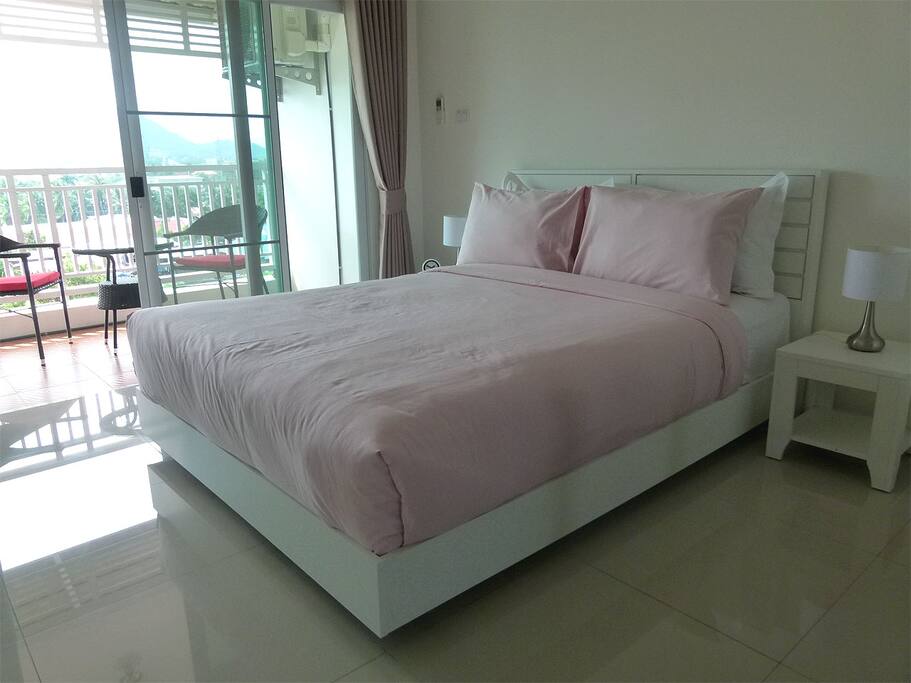 Bedroom with Queensize Bed (180cm)