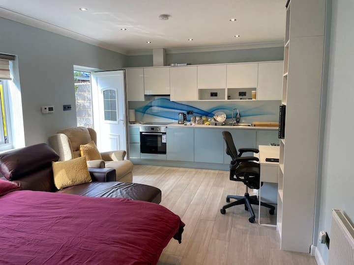 Self Contained Executive Garden Studio with Wifi Guesthouses for Rent