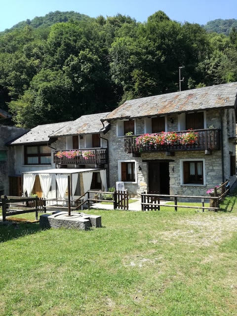 cozy house between lake and mountains