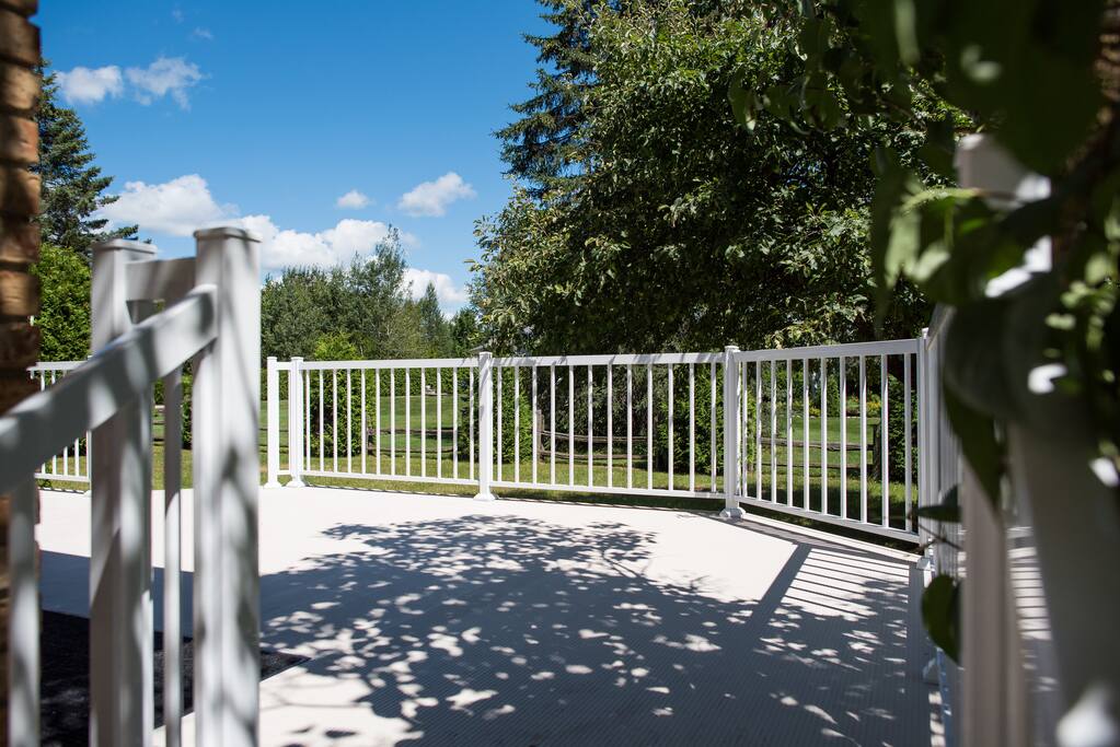 Vue du patio à partir des escaliers sur le coté de la maison