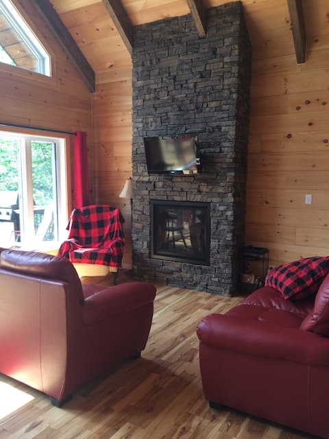 Top performing Airbnb: Solid wood chalet at Souris Lake in Maskinongé