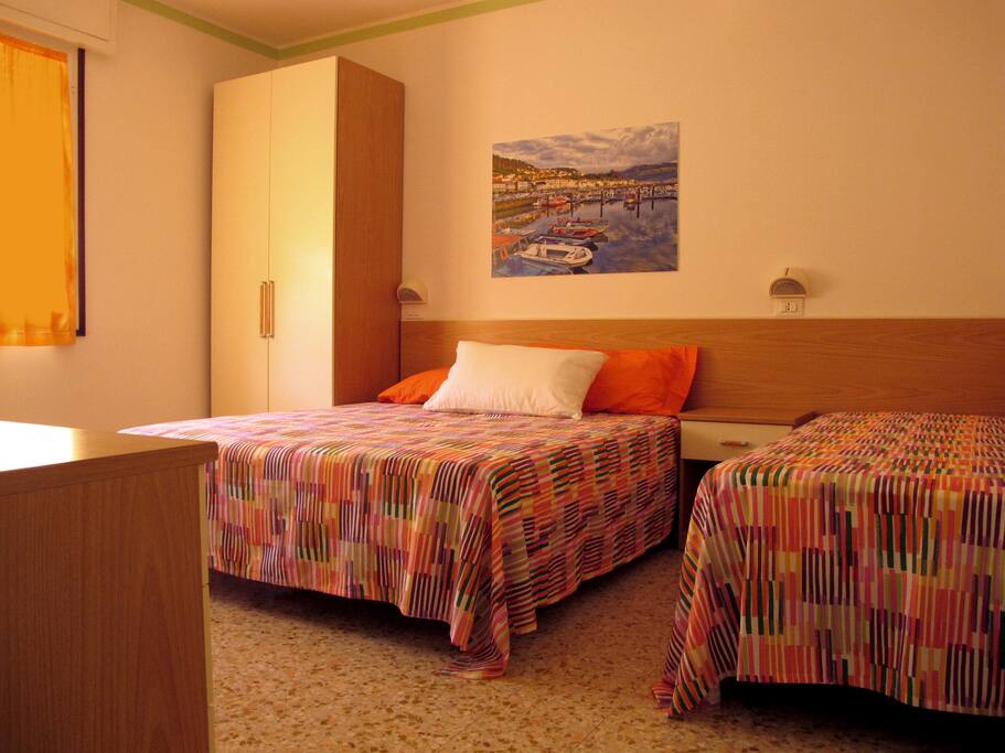 Camera da letto con 1 letto matrimoniale e 2 letti singoli