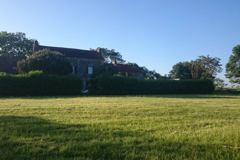 Arrière de la maison vue sur les prairies