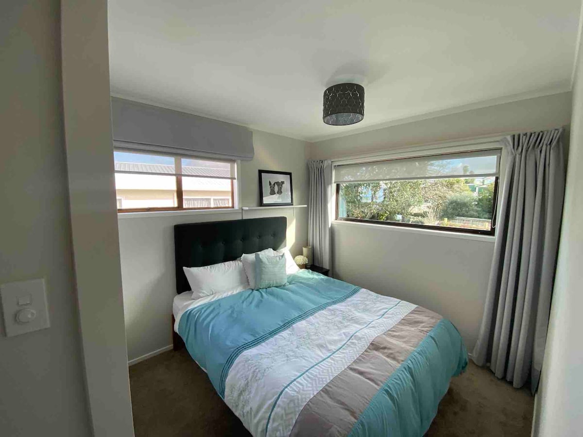 Საძინებელი 2.  Queen საწოლი, გარდერობი, მზის ჟალუზები, უშუქო ფარდები, მსუბუქი დიმერი, საწოლის კარადა, ლამპა, გარდერობი.