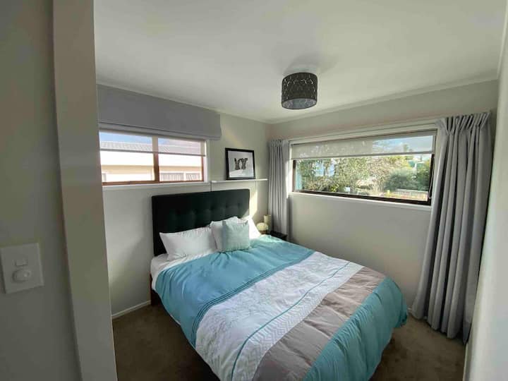 Chambre 2. Lit Queen, penderie, stores, rideaux occultants, variateur de lumière, armoire de chevet, lampe, armoire.