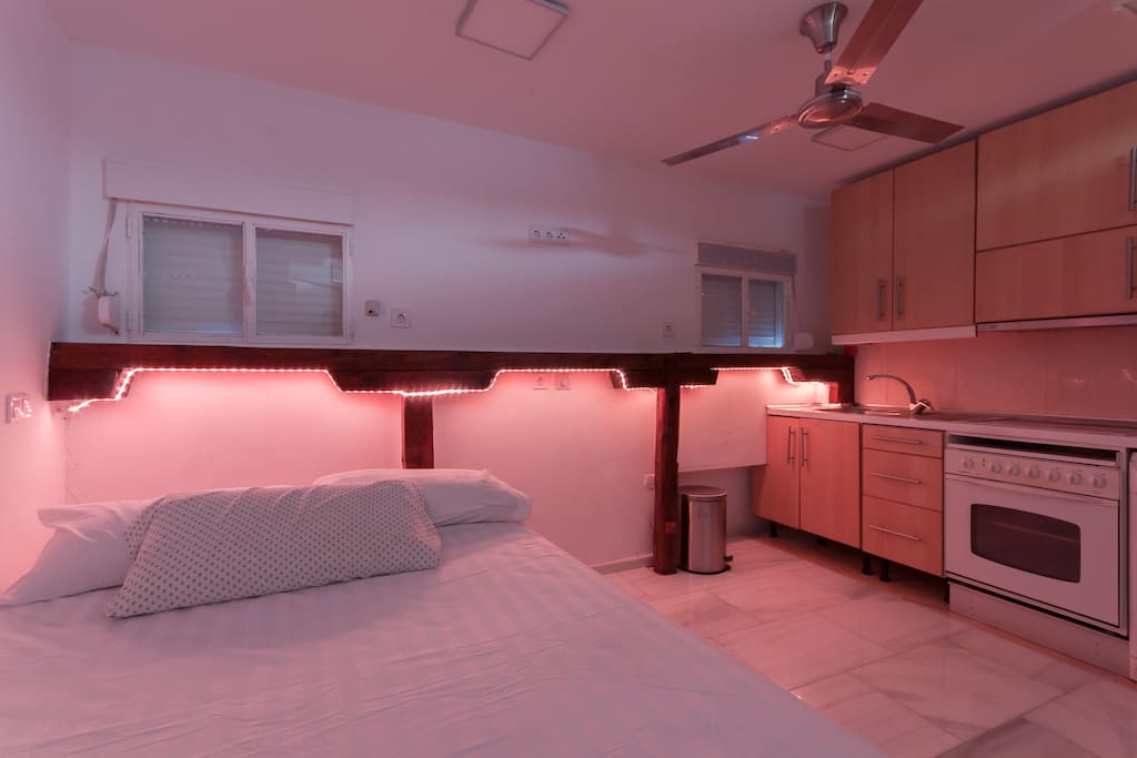 Con iluminación nocturna a base de alogenos , varios tonos de luz