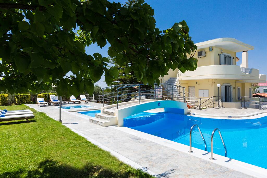 90 m² swimming pool and lawn garden area