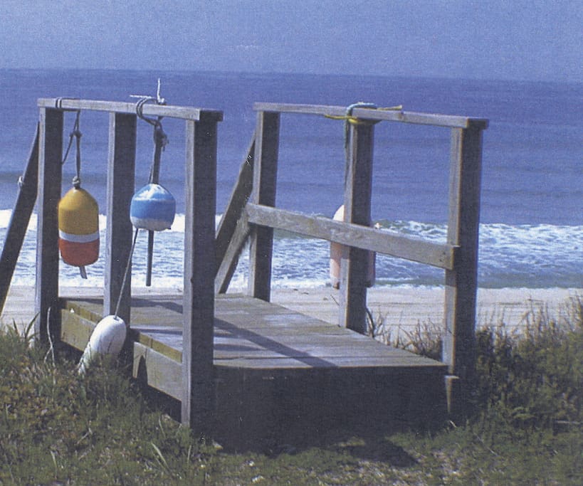 TOWN & NANTUCKET SOUND BEACHES A "SHORT STROLL" or BIKE RIDE