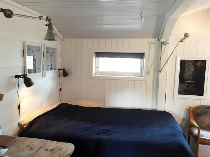 Guest room with one 140 cm bed.