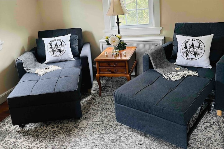 The Windhurst Suite (2 Single Pull Out
Beds) Is A Dedicated Work Space
Area With The Ability To Sleep Two.