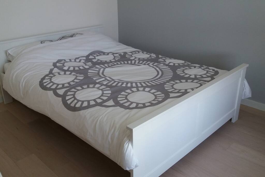 Comfortabel tweepersoonsbed (140cm)