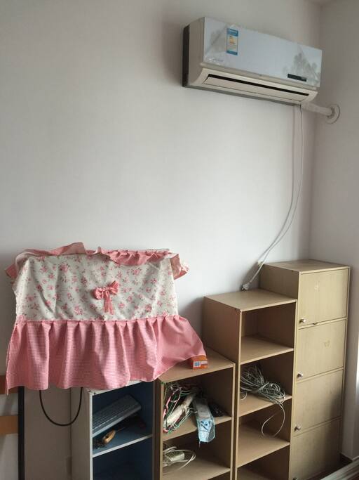 房间在2017年12月重新装修过,所以东西比较少,如果需要做饭或者床铺的东西,可以提前告知,我会提前准备干净的物品。