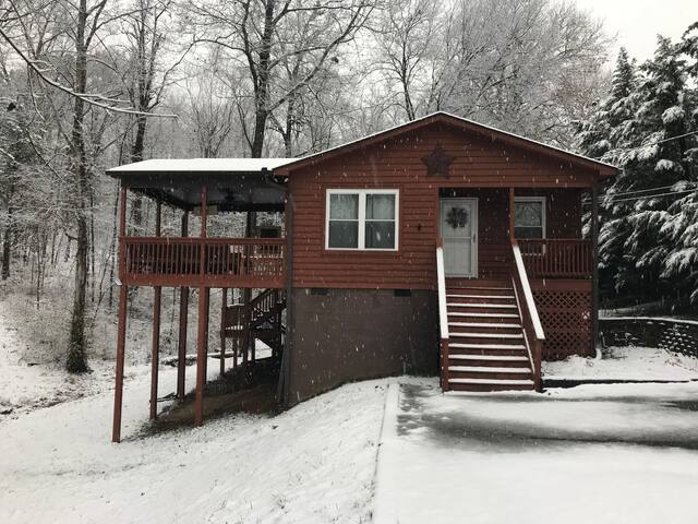 Moonshine Manor! Big Back Porch & Trail Access!