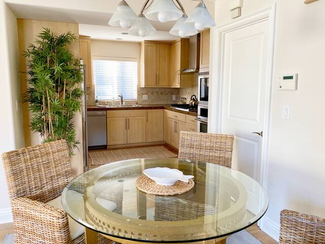 Steps to Beach, Canals & Marina! Comfy & Spacious gallery image 3