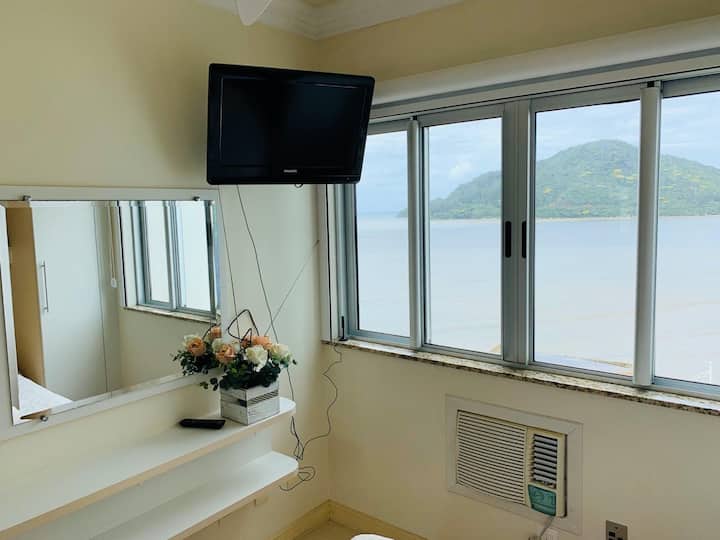 Dvokrevetna soba s bračnim krevetom i pogledom na more.