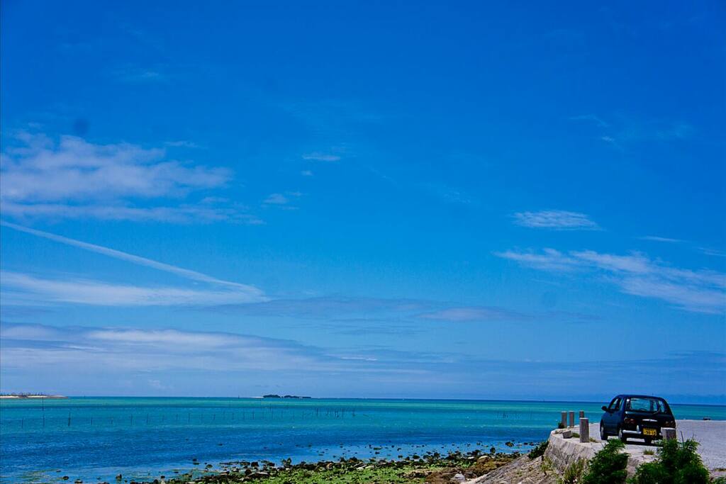 Senagajima beach from accommodation at the 20 -minute position in the car/ 宿泊施設から車で20分位の所にある瀬長島ビーチ