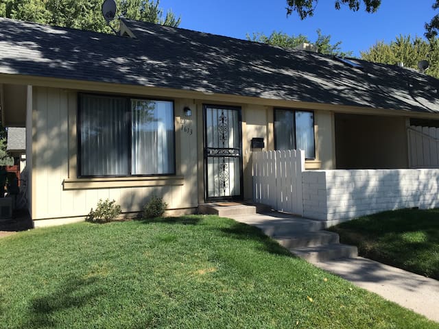 Cozy 2 bedroom apartment w/garage