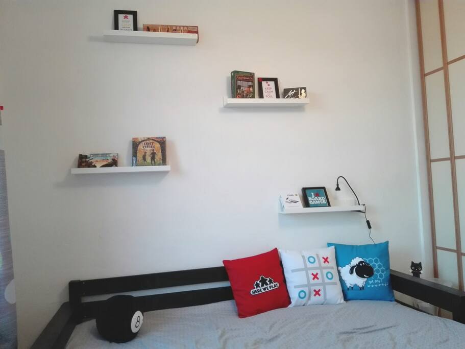 Une déco sympa, et une petite ludothèque de jeux à 2 directement accessible.