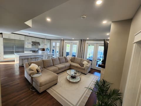 Top Airbnb: Luxury 3+ flex condo w/ private Jacuzzi decks bbq. in Barrie