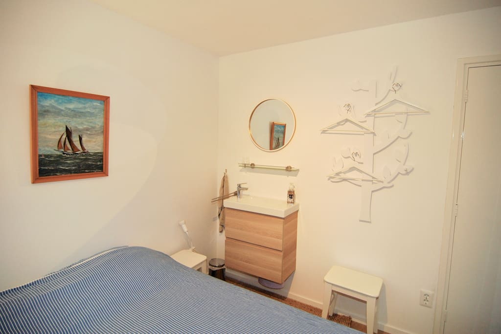 Small sink with hot and cold water, extra storage and ‘tree’ wardrobe.