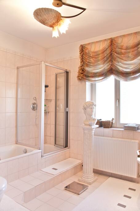 großzügiges helles Badezimmer mit Dusche und Badewanne | Generous and bright bathroom with shower and bath tub