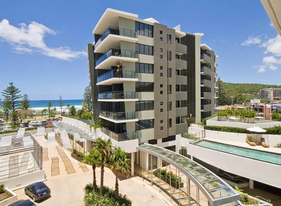 Walking distance to many well renowned cafes & bars