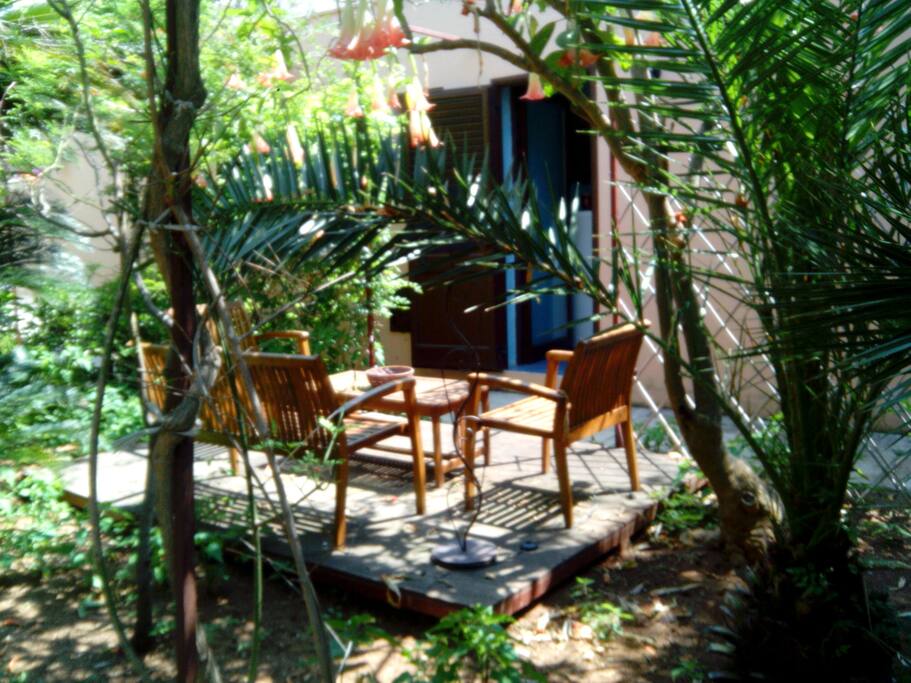 divani tra i fiori davanti la casa