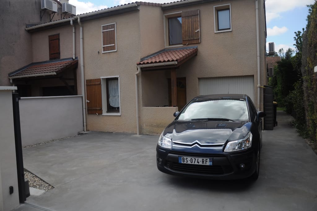 Place pour deux voitures dans la cour